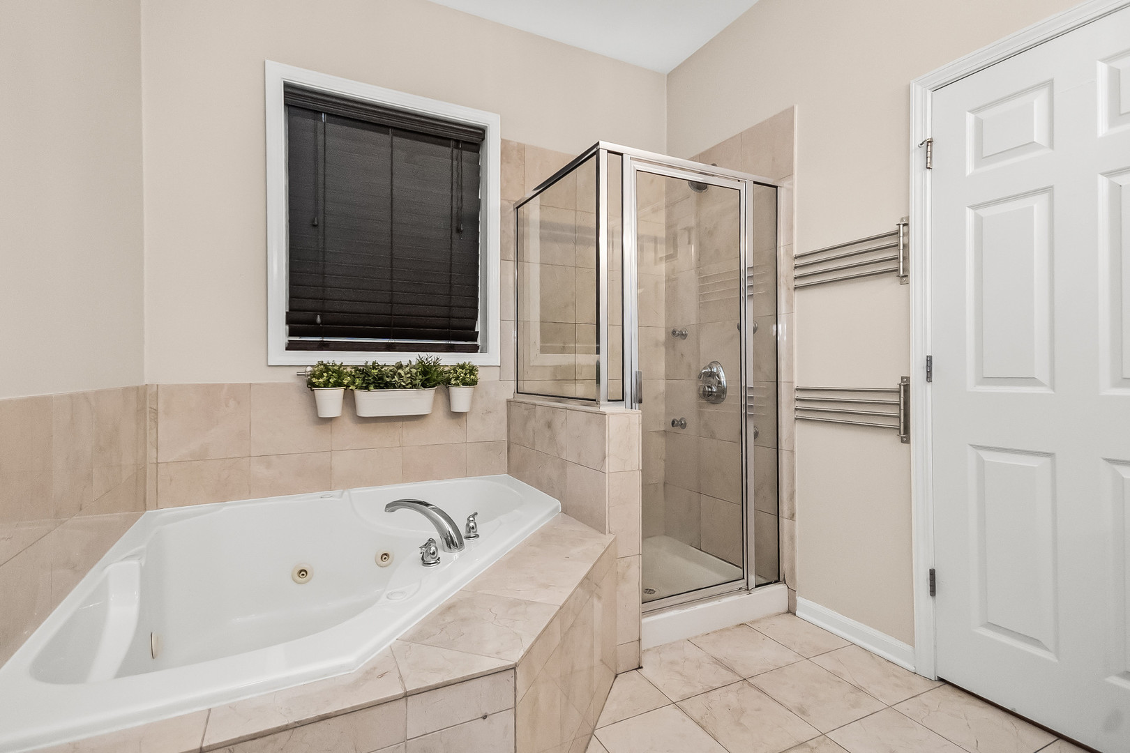 3986 South Drexel Boulevard, Unit 3N Chicago, IL 60653 - Photo 9 of 16 a bathroom with a bathtub and a shower