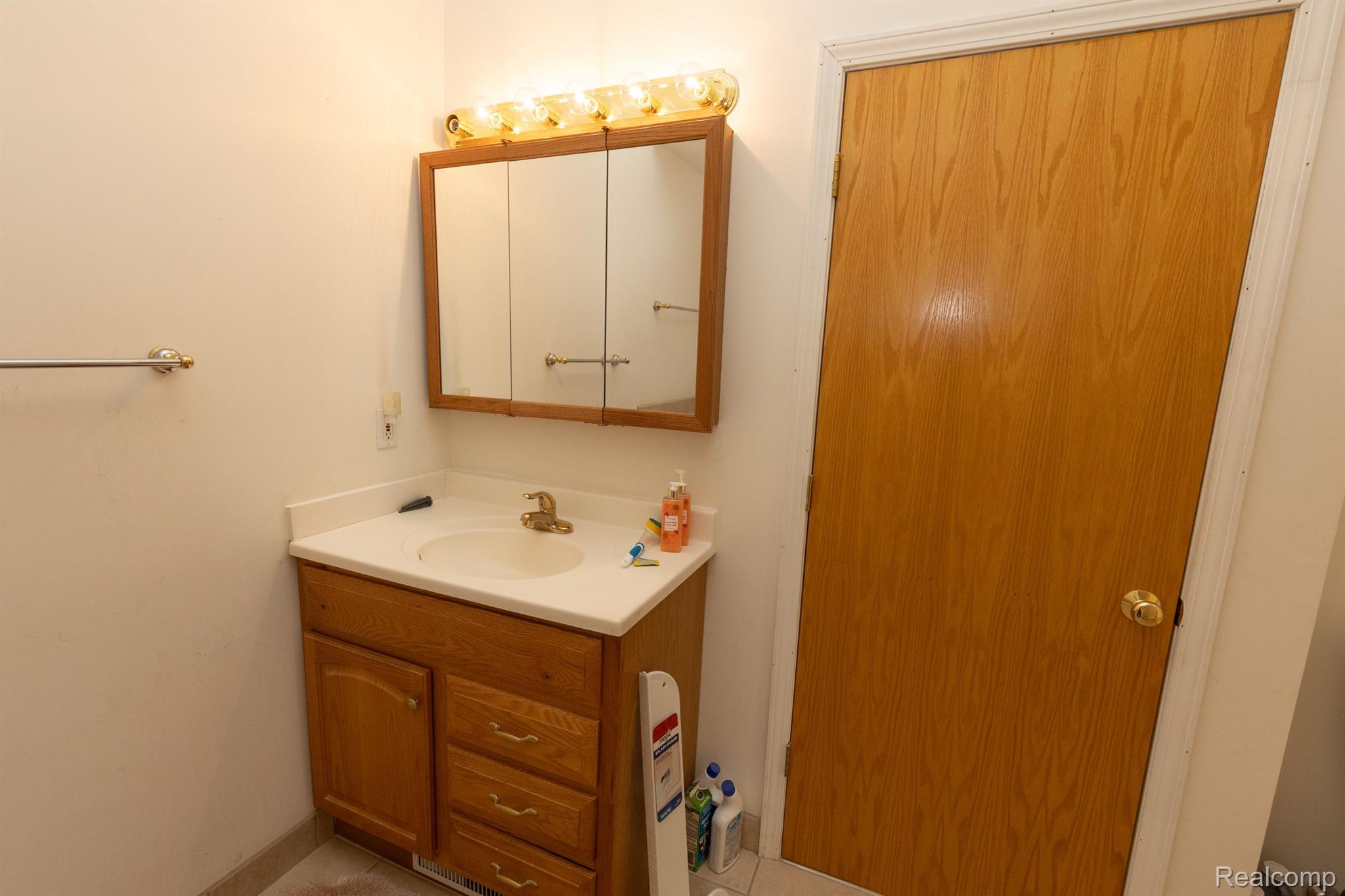 9 Utica Road Pontiac, MI 48341 - Photo 18 of 33 Primary Bath
