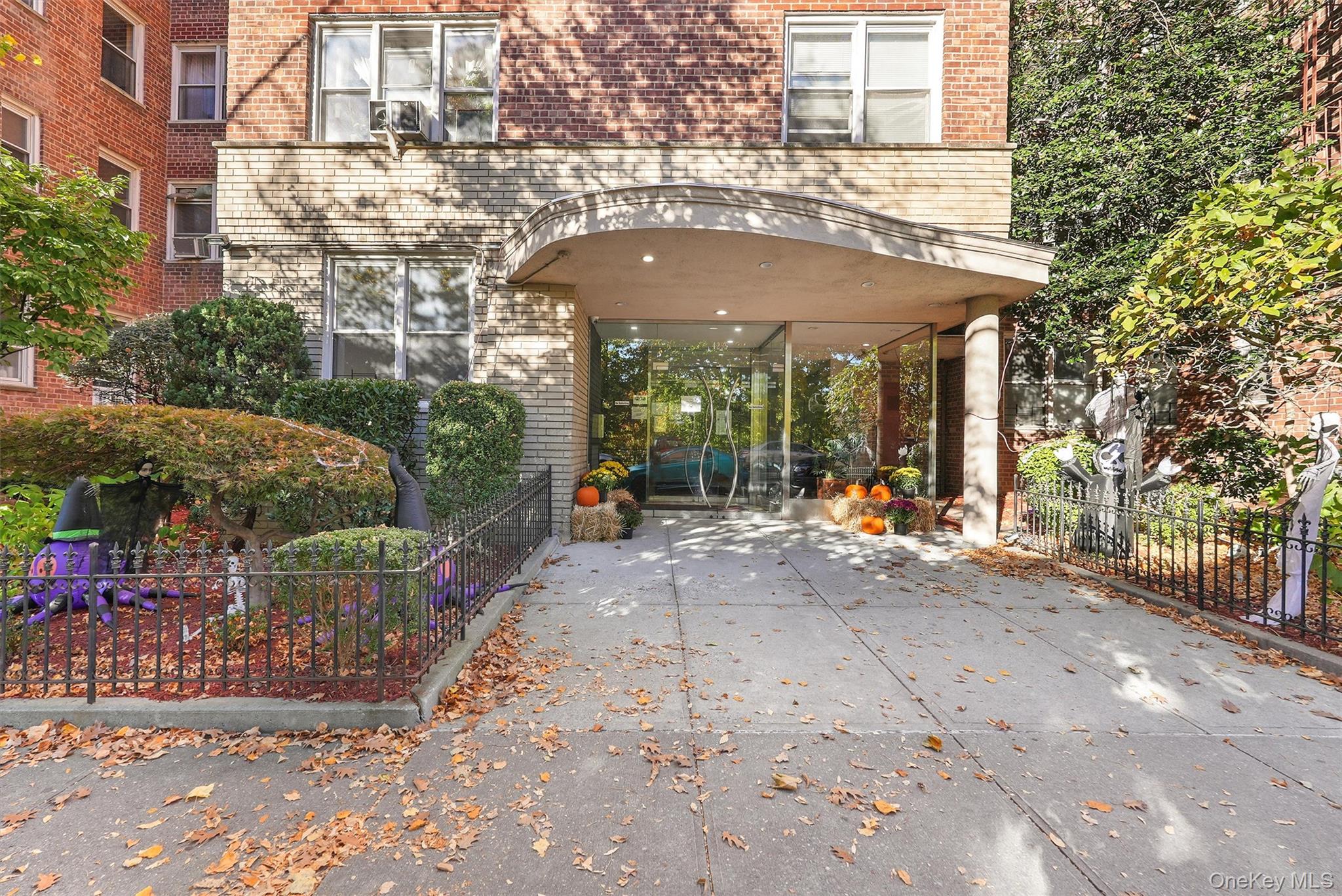 4295 Webster Avenue, Unit 1D Bronx, NY 10470 - Photo 4 of 21 a view of a building with sitting area