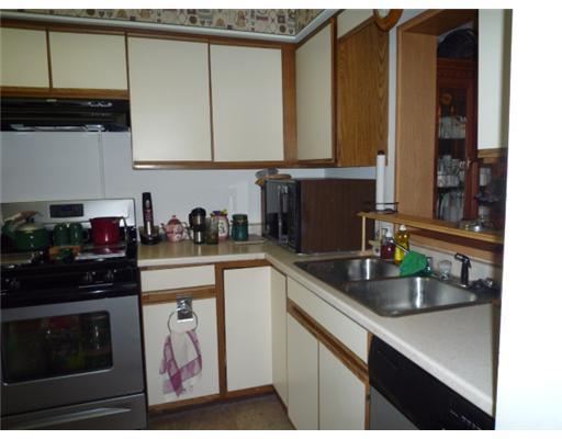2301 Old Greentree Road Carnegie, PA 15106 - Photo 5 of 17 Kitchen.