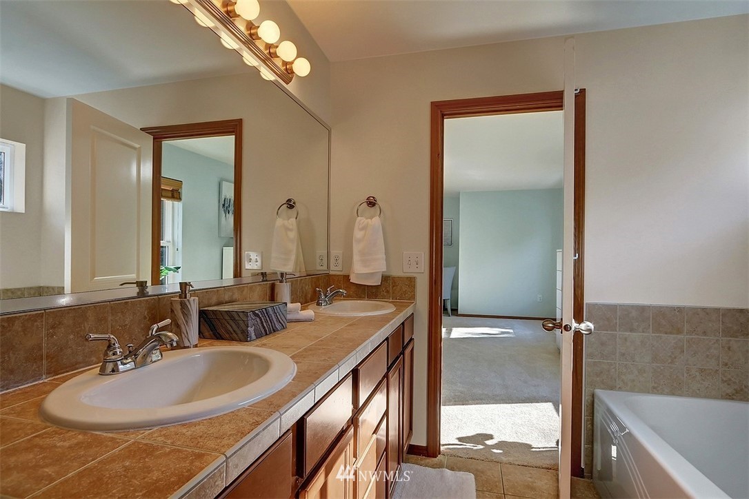 9430 Northeast 173rd Place Bothell, WA 98011 - Photo 22 of 32