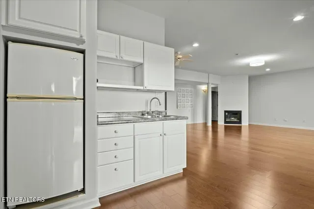 $999,900 | 130 Pointe Summit Drive, Greenback, TN 37742