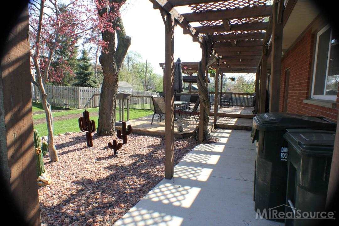 925 East Avon Road Rochester, MI 48307 - Photo 12 of 24 31189267-11.JPG