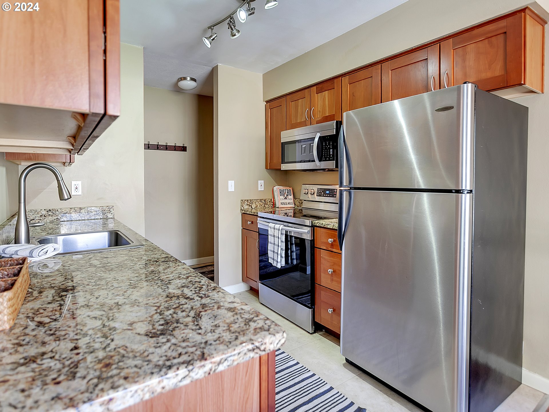 2531 Southwest Spring Garden Street, Unit 16 Portland, OR 97219 - Photo 10 of 36 Gallery Image 10
