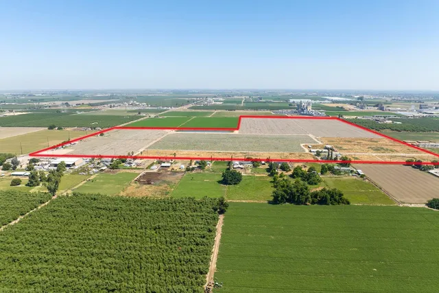 a view of a tennis court