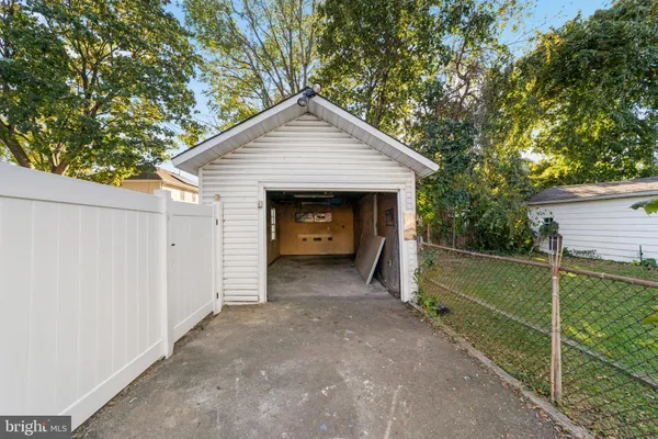 a view of a small house and garage
