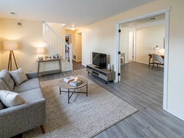 $469,900 | 630 Clover Lane, Schaumburg, IL 60193