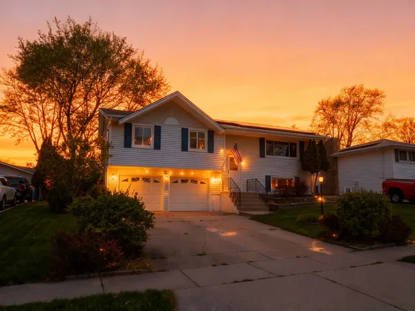 $469,900 | 630 Clover Lane, Schaumburg, IL 60193