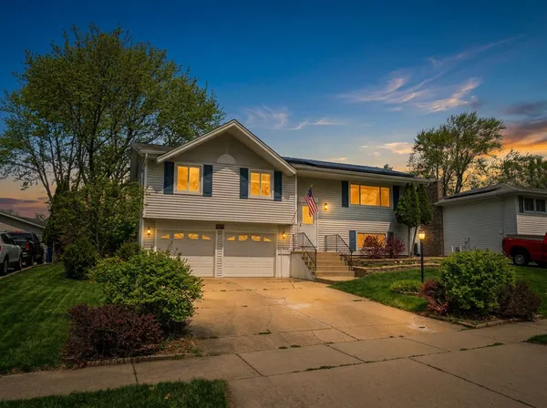 $469,900 | 630 Clover Lane, Schaumburg, IL 60193