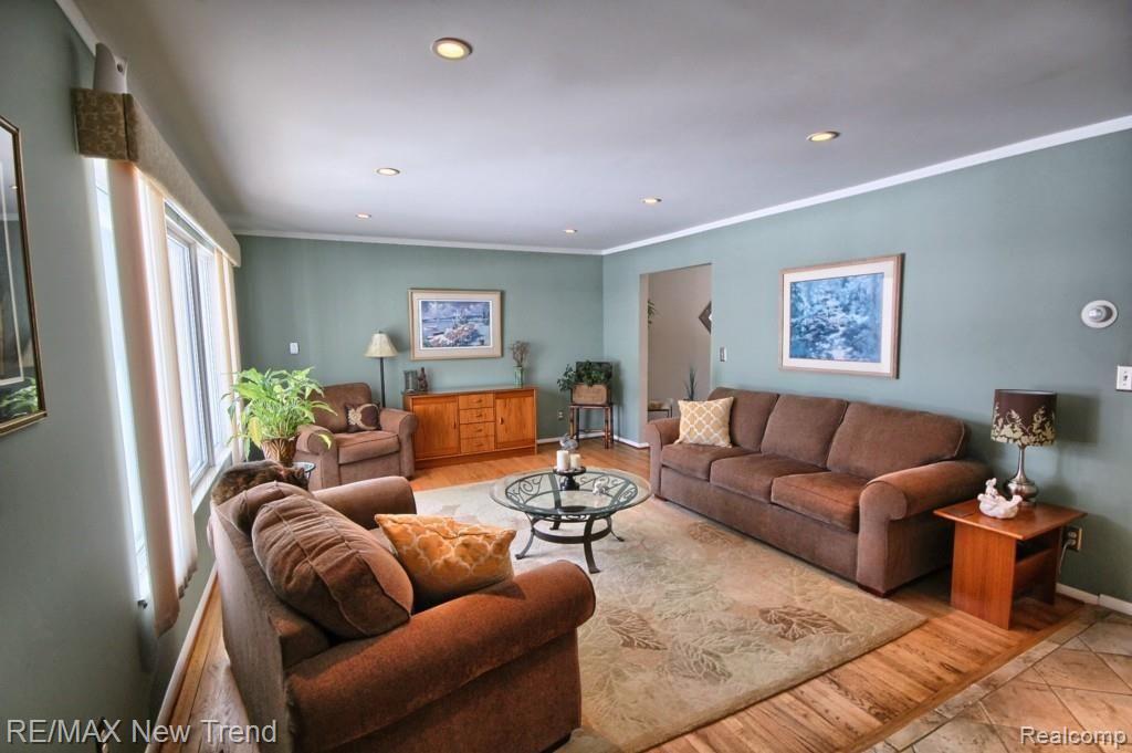 16147 Riverside Street Livonia, MI 48154 - Photo 2 of 32