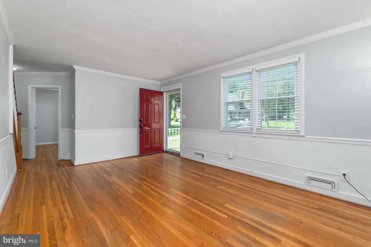 511 Warren Road Cockeysville, MD 21030 - Photo 2 of 37 Living room entry