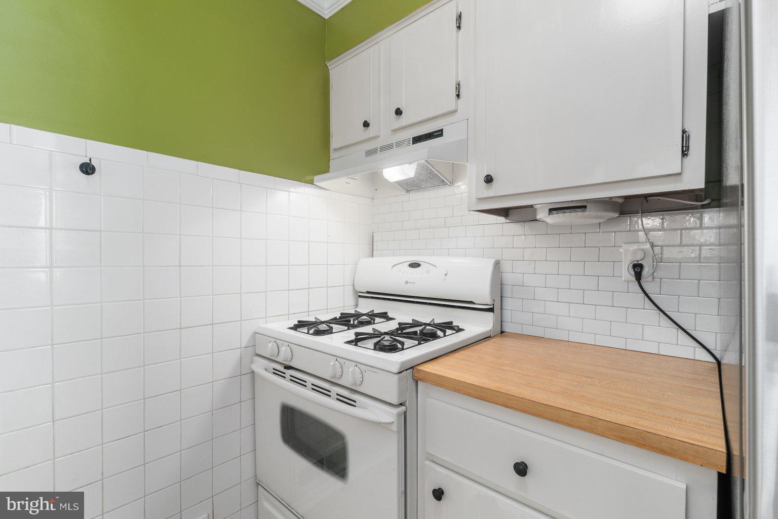 511 Warren Road Cockeysville, MD 21030 - Photo 9 of 37 Gas range and tiled walls