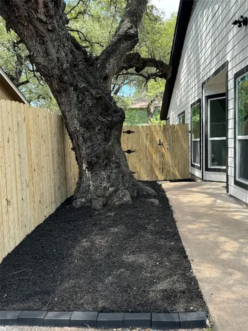 a view of a entrance gate of the house