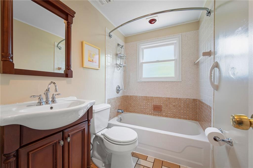 658 Lindsay Road Carnegie, PA 15106 - Photo 22 of 32 2nd Floor Bath