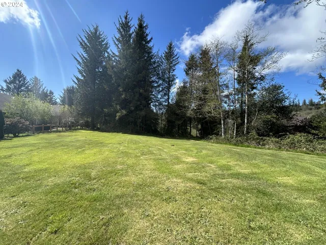 a view of a yard with a house