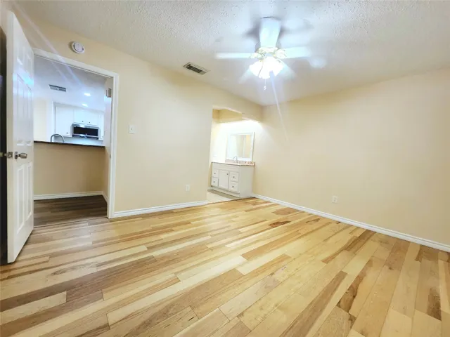 $2,100 | 322 Windward, League City, TX 77573