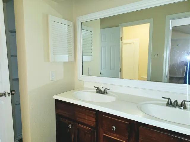 $2,100 | 322 Windward, League City, TX 77573