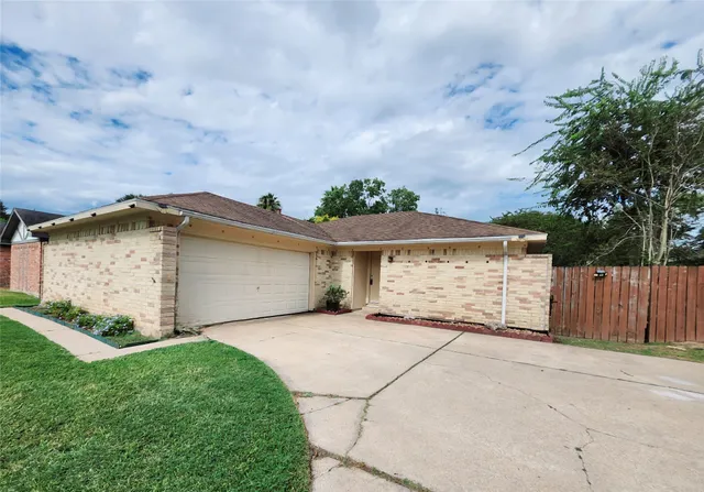 $2,100 | 322 Windward, League City, TX 77573