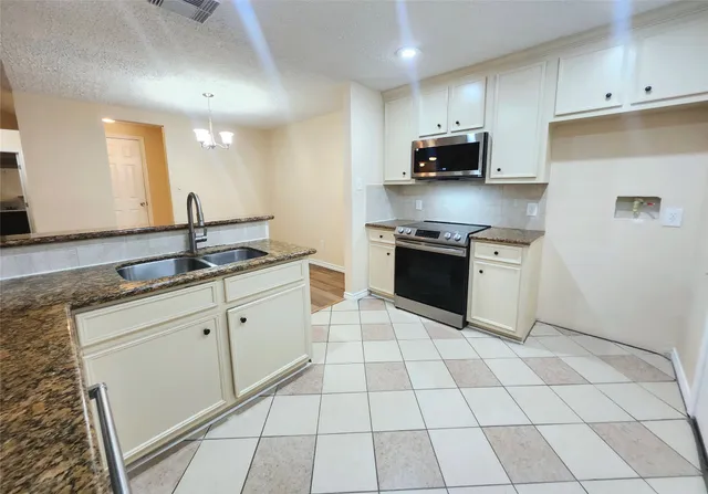 $2,100 | 322 Windward, League City, TX 77573