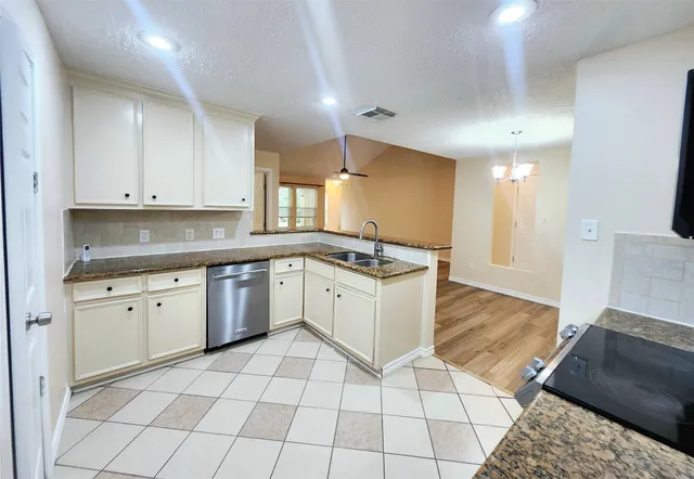 $2,100 | 322 Windward, League City, TX 77573