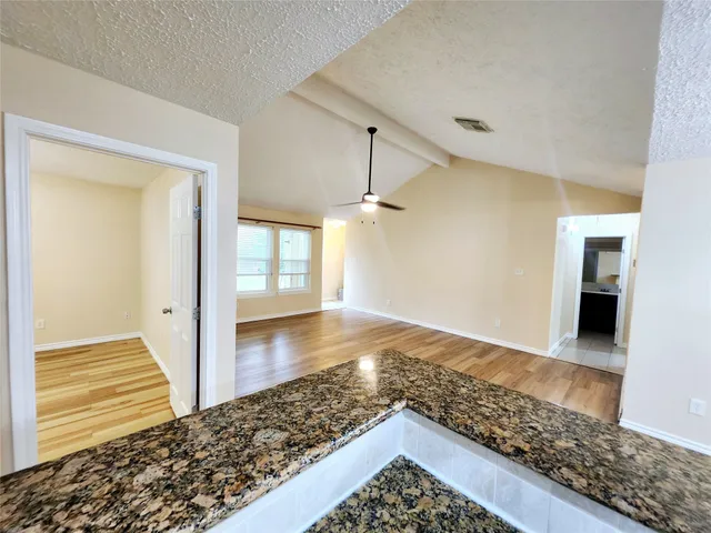 $2,100 | 322 Windward, League City, TX 77573