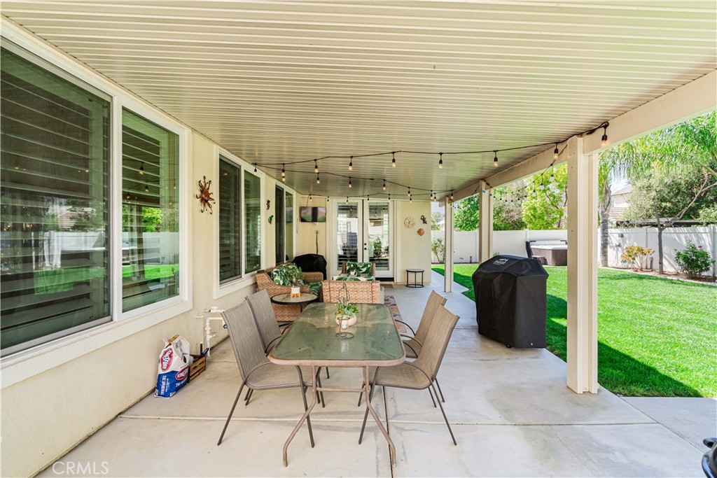32016 Woodside Court Temecula, CA 92592 - Photo 35 of 40 a view of a patio with a dining table and chairs