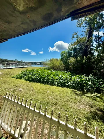 a view of a back yard