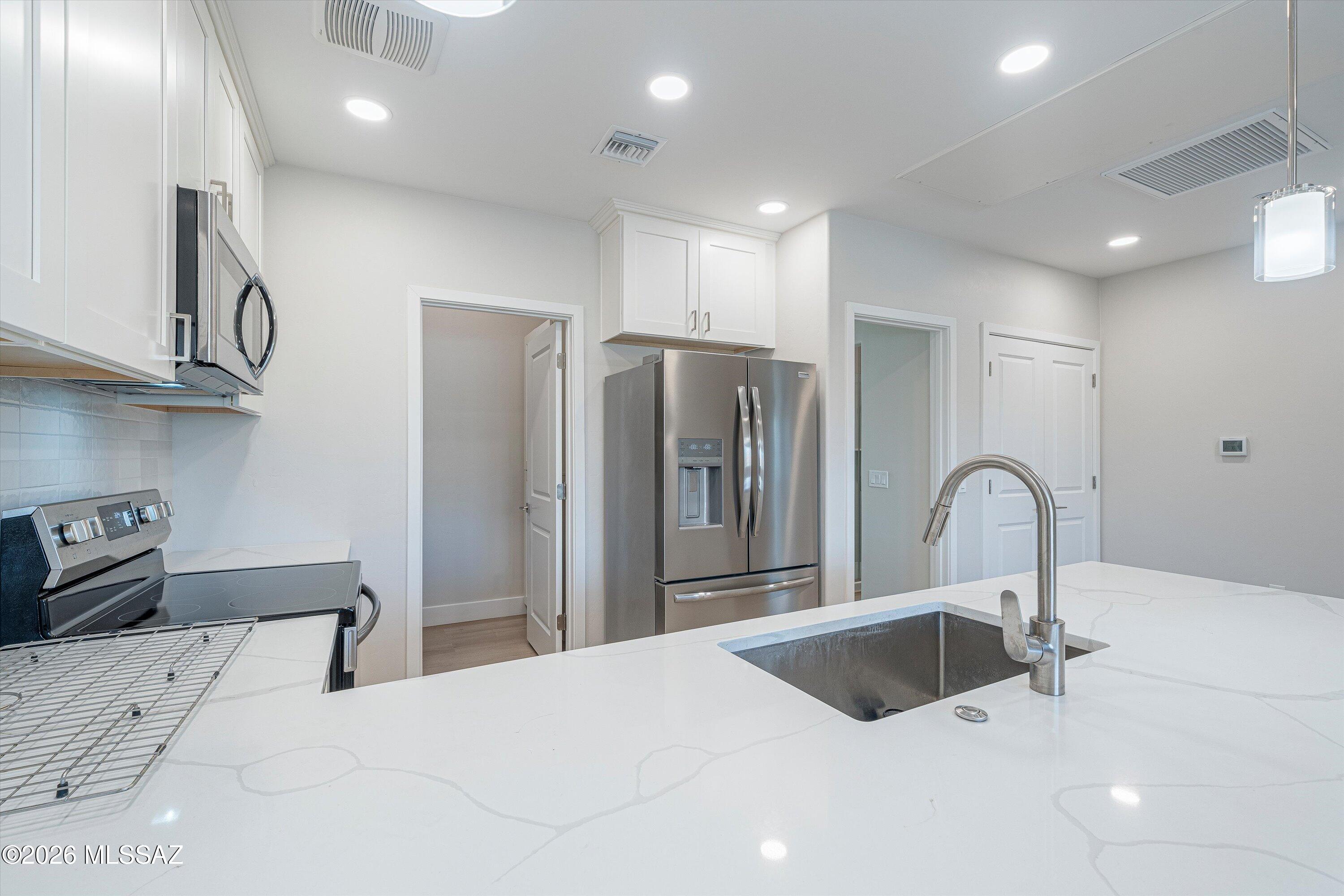 2042 East River Road, Unit 204 Tucson, AZ 85718 - Photo 14 of 28 12-Kitchen