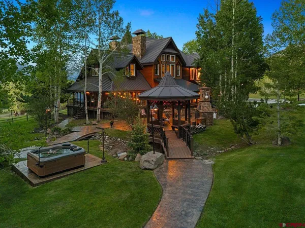 a view of a house with backyard and garden