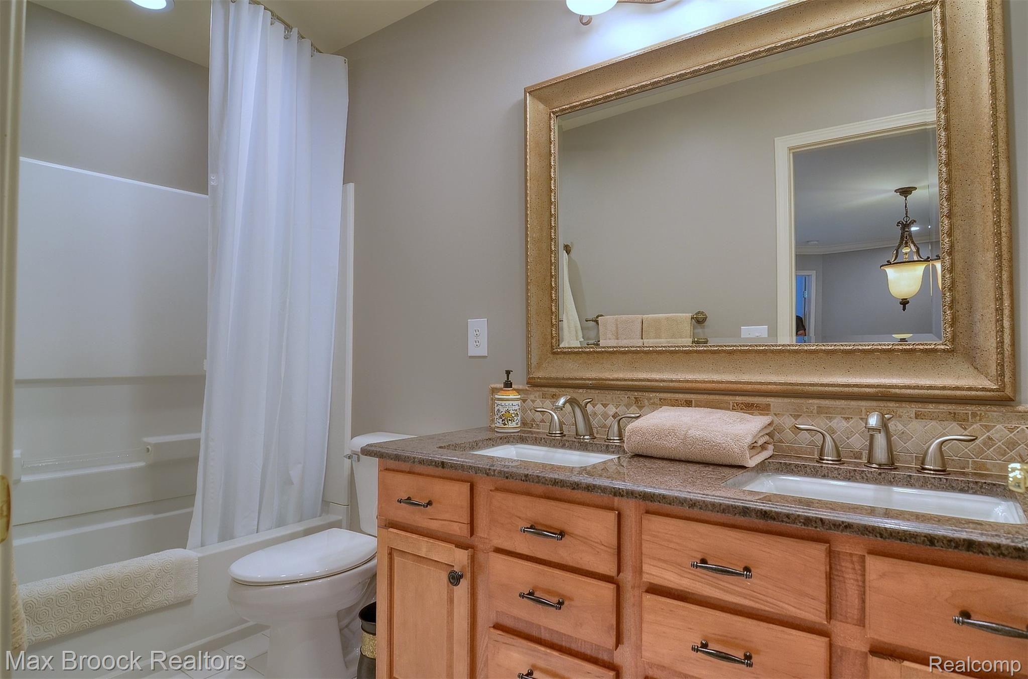 3059 Penn Court Rochester, MI 48307 - Photo 34 of 46 34-Bathroom.jpg