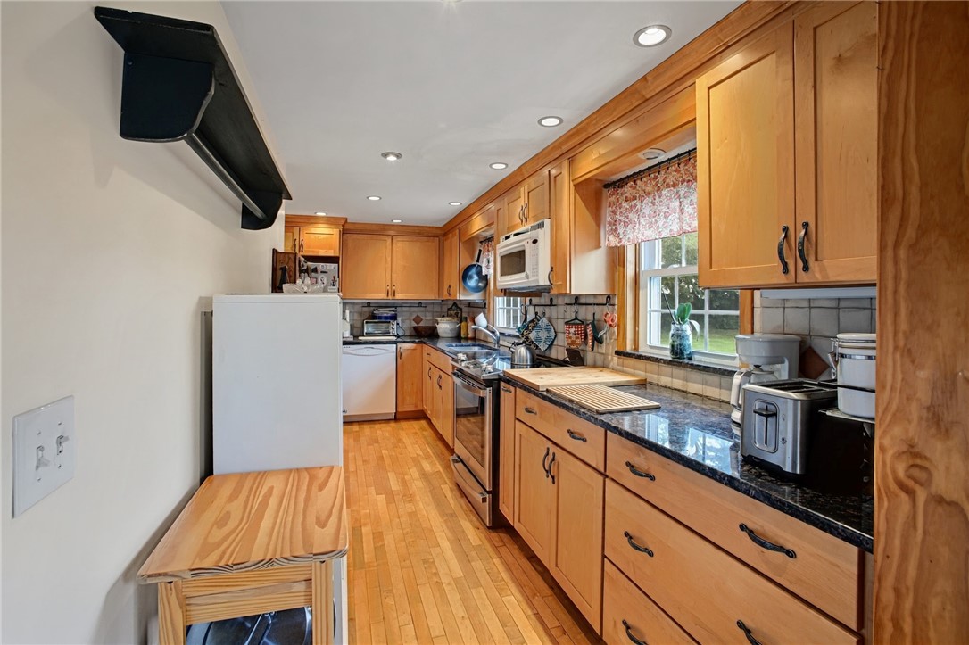 37 Nelson Road Cranston, RI 02921 - Photo 6 of 50 Gallery Image 6