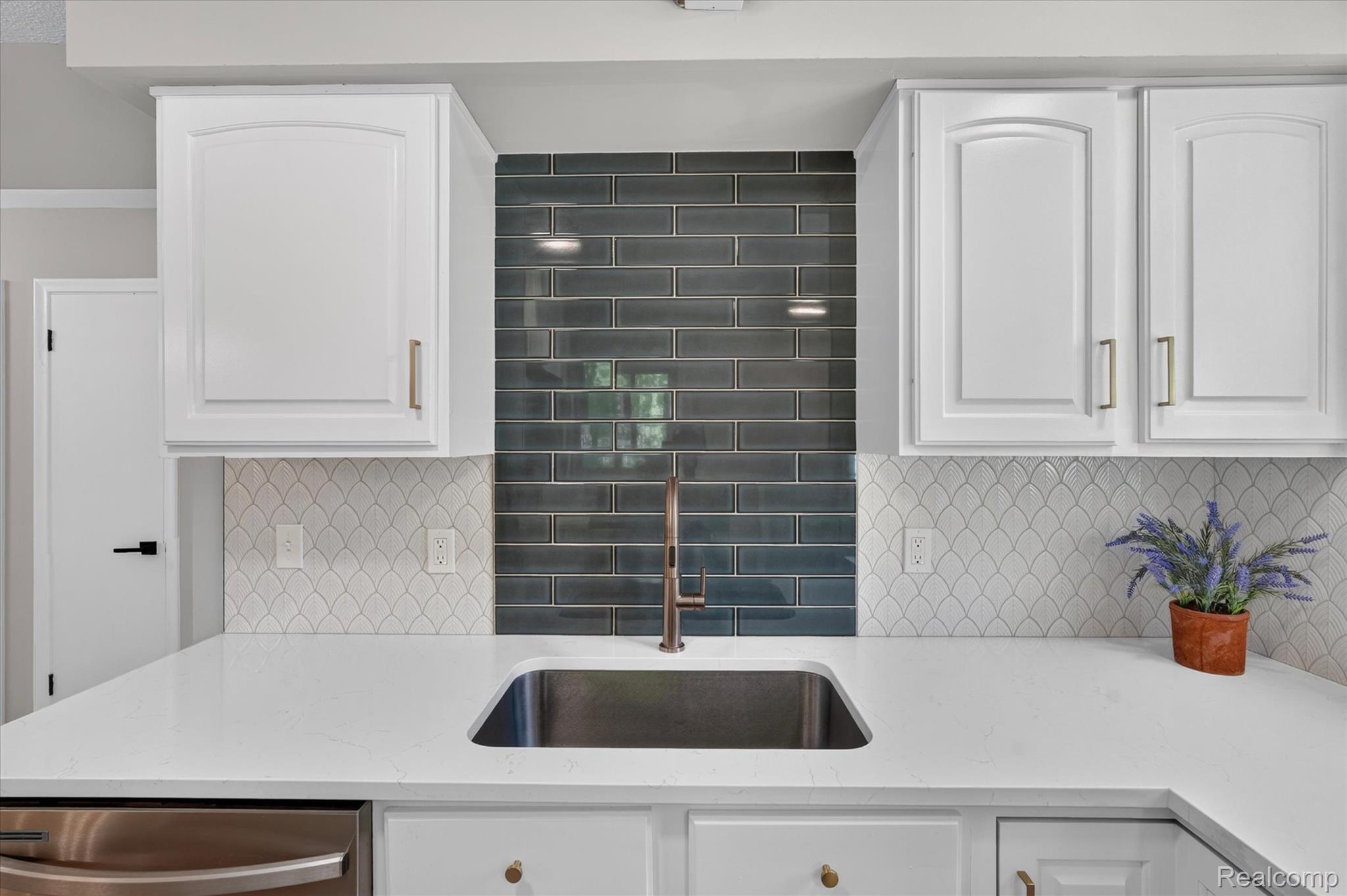 1149 Parallel Street Fenton, MI 48430 - Photo 10 of 34 10-Kitchen.jpg