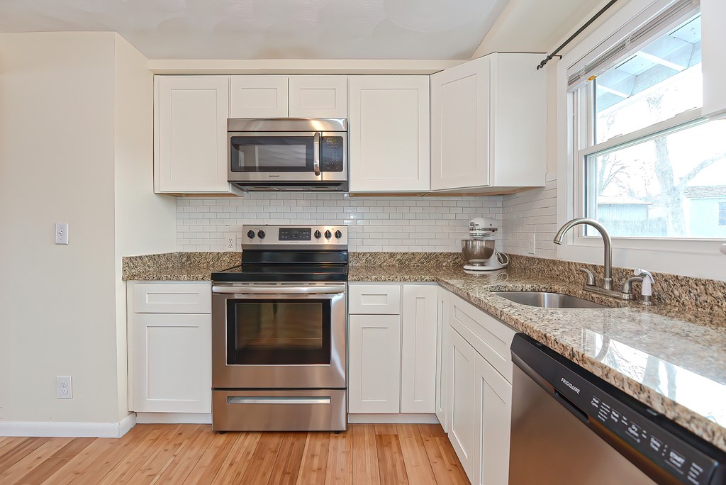 35 Honeysuckle Road Warwick, RI 02888 - Photo 3 of 23