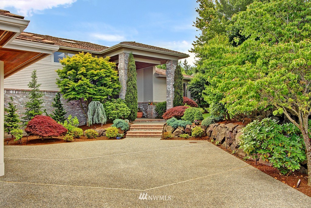 15831 Southeast 45th Street Bellevue, WA 98006 - Photo 2 of 22