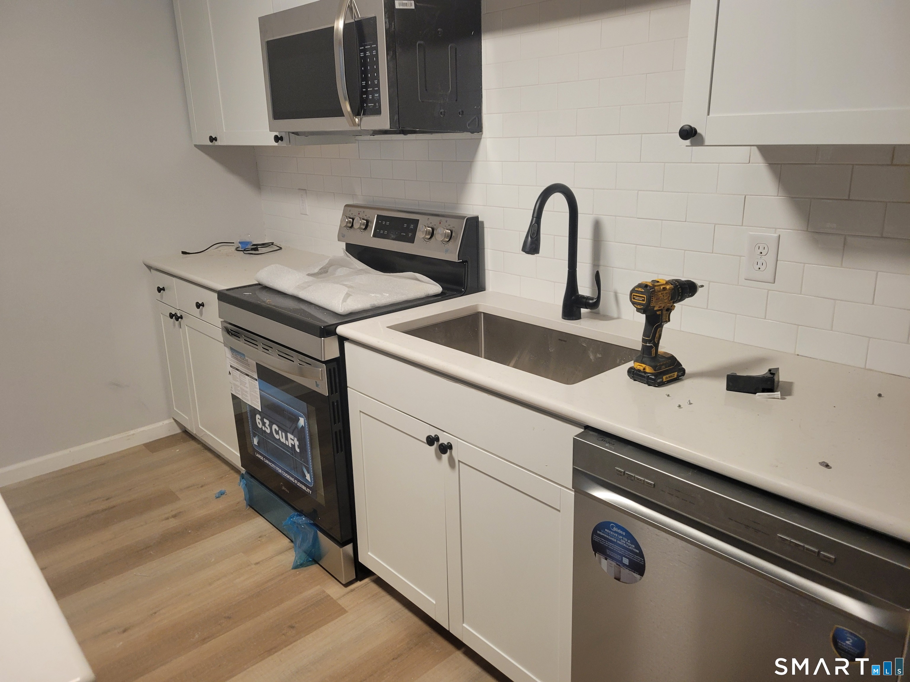194 Hartford Road, Unit B Manchester, CT 06040 - Photo 4 of 6 a kitchen with a stove and a sink