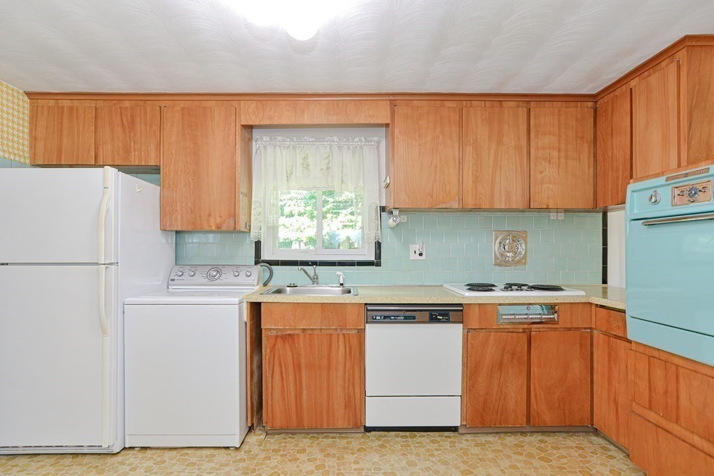 17 Campello Road Framingham, MA 01701 - Photo 12 of 27 Gallery Image 12