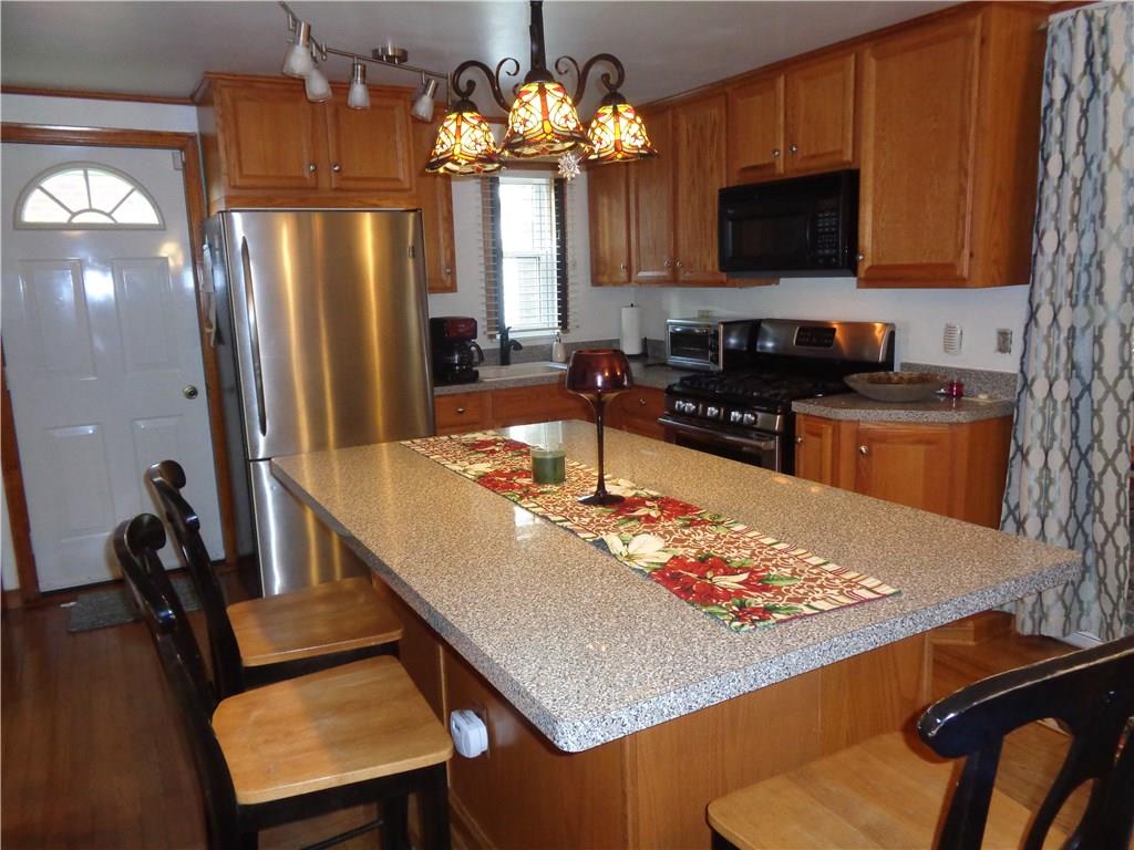 KITCHEN W/CENTER ISLAND