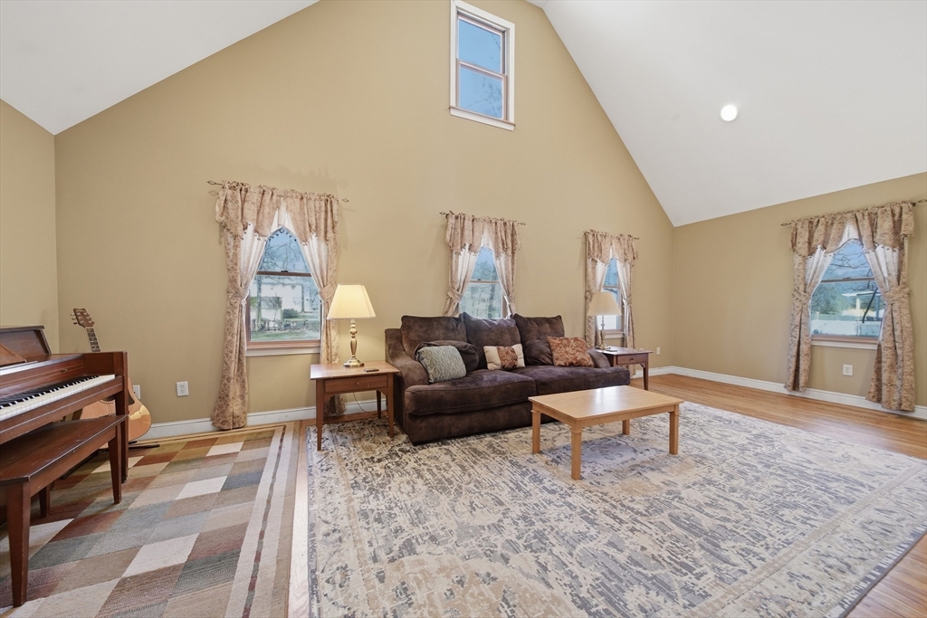 19 Peter Road North Reading, MA 01864 - Photo 9 of 42 Gallery Image 9