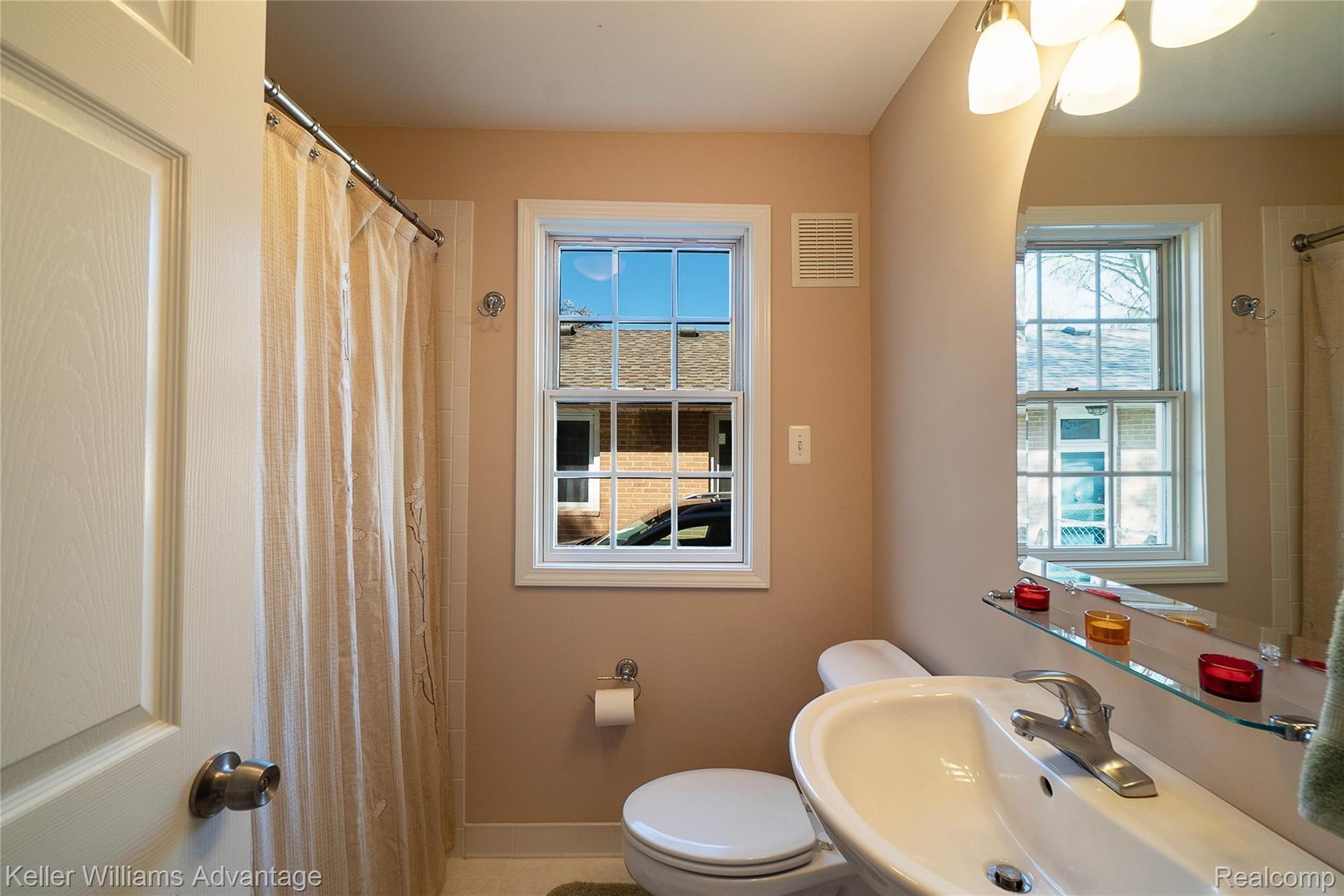 336 Maywood Avenue Rochester, MI 48307 - Photo 23 of 44 MaywoodAve_336_Fullbath A1.jpg