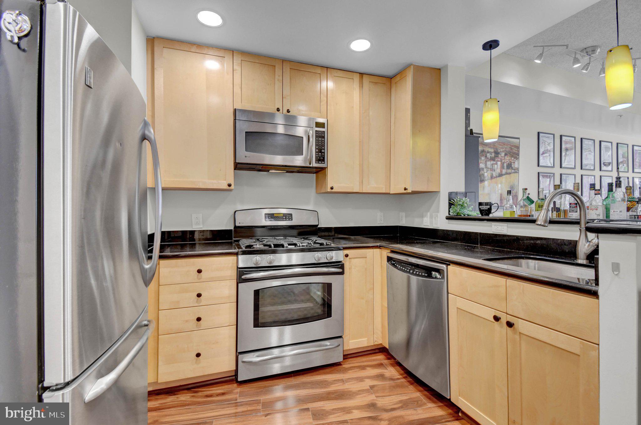 3600 South Glebe Road, Unit 327W Arlington, VA 22202 - Photo 2 of 30 Granite counters, stainless steel &le cabinetry
