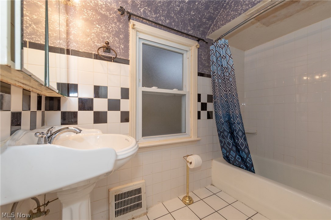 4943 Anderson Road Cleveland, OH 44124 - Photo 25 of 32 Gallery Image 25