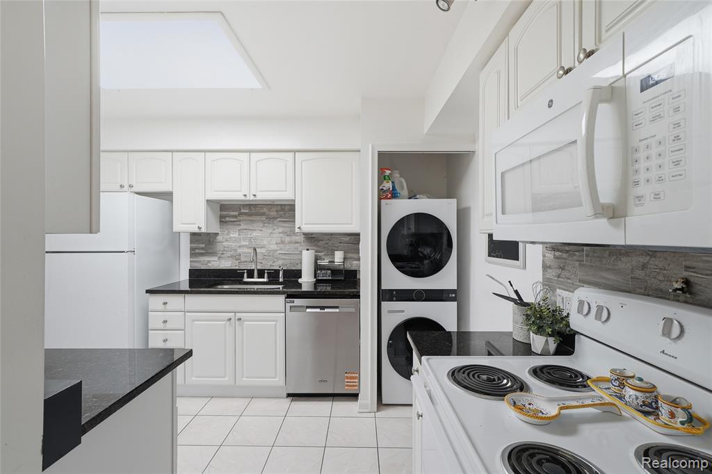 4041 West Maple Road, Unit E203 Bloomfield Hills, MI 48301 - Photo 12 of 25 Gallery Image 12