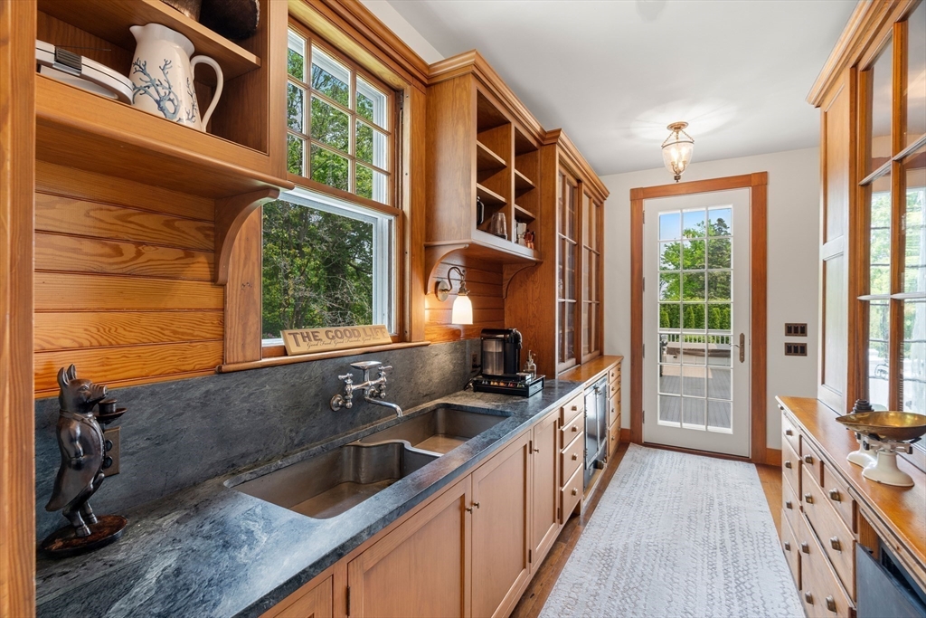 4 Cobb Avenue Manchester, MA 01944 - Photo 15 of 41