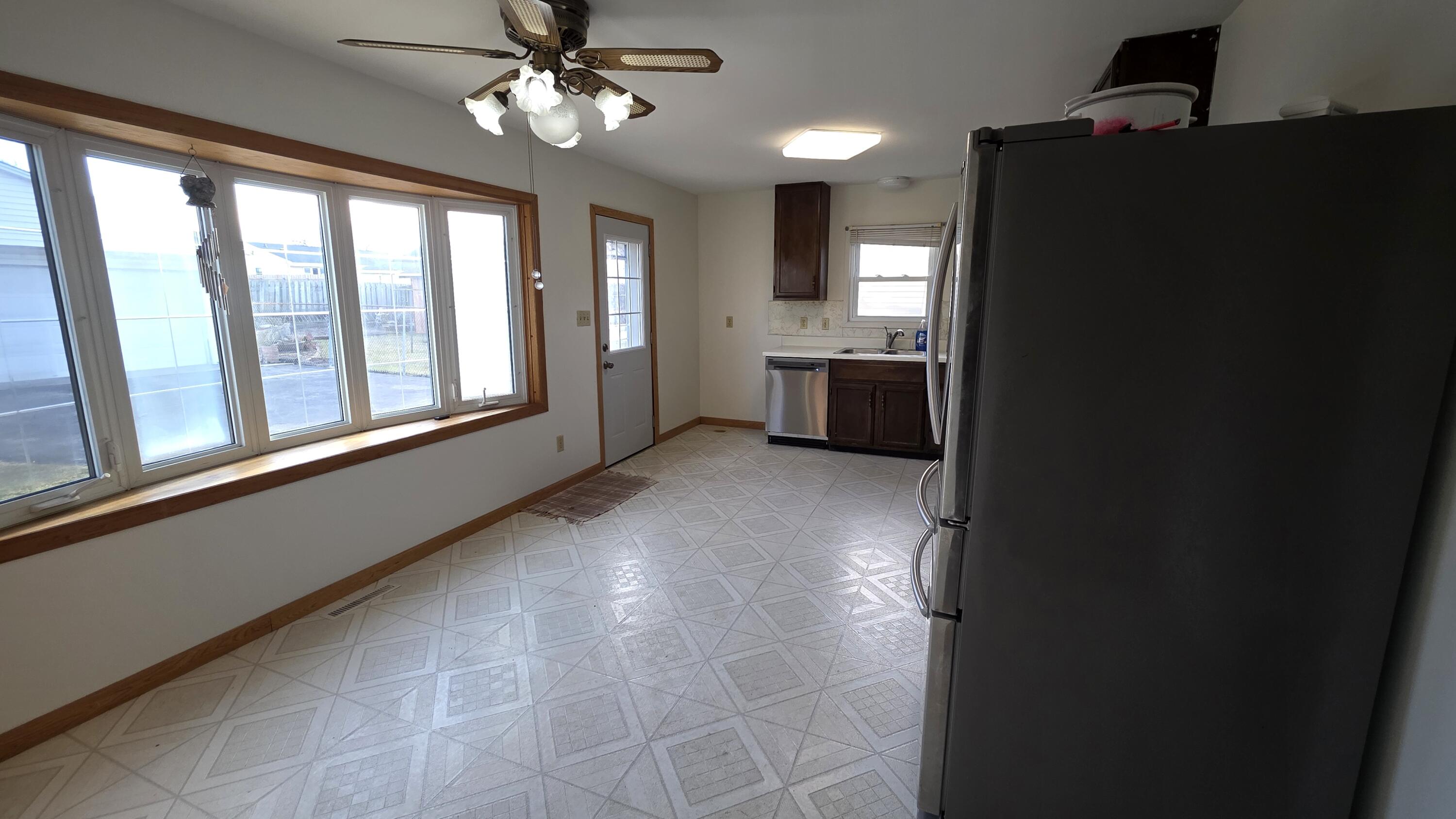 5509 Hilldale Drive Racine, WI 53406 - Photo 5 of 29 Kitchen