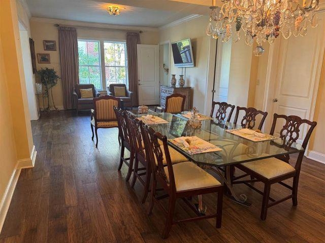 591 Lexington Road, Unit 201 Memphis, TN 38117 - Photo 3 of 11 a view of a dining room with furniture and wooden floor