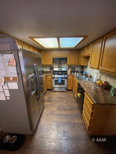 277 East Upjohn Avenue Ridgecrest, CA 93555 - Photo 5 of 20 a kitchen with stainless steel appliances granite countertop a sink stove and refrigerator
