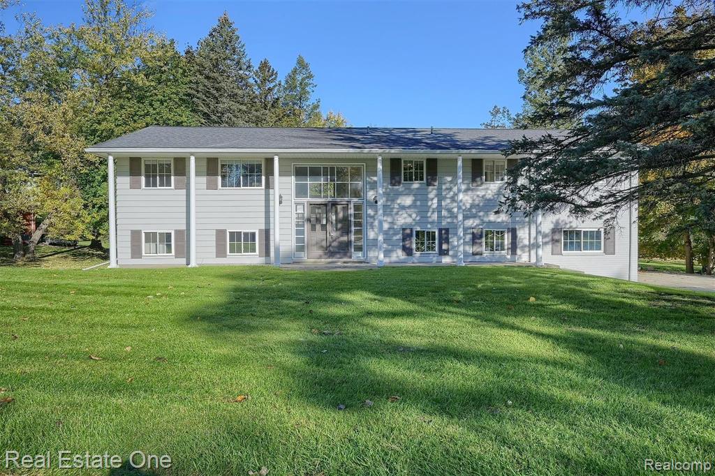 2060 Bretton Drive South Rochester Hills, MI 48309 - Photo 1 of 39