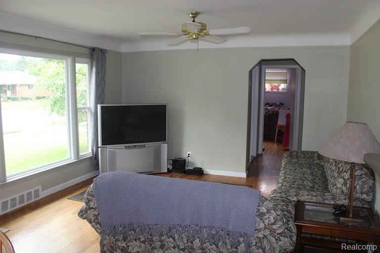 1679 Hampton Road Mount Clemens, MI 48043 - Photo 4 of 21 IMG_9980 - Copy.jpg