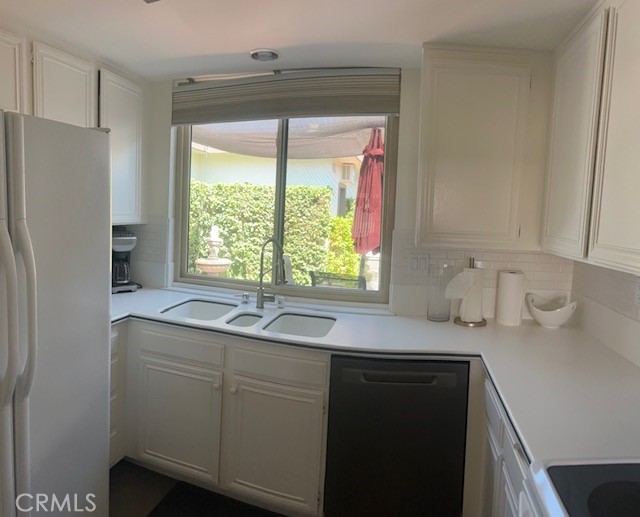 36 El Toro Drive Rancho Mirage, CA 92270 - Photo 23 of 25 a kitchen with a sink and a window