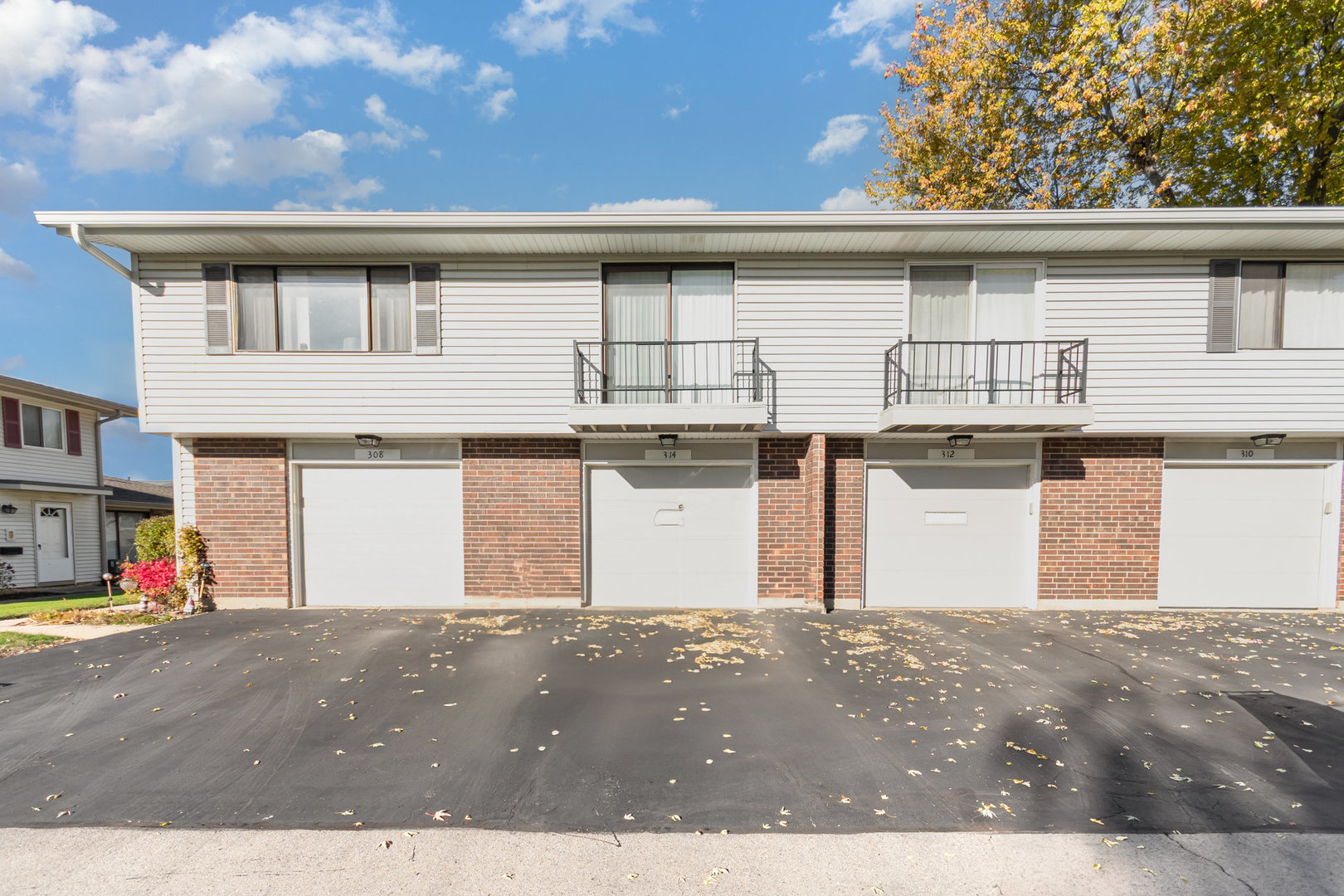 314 Covehill Court, Unit 314 Schaumburg, IL 60193 - Photo 13 of 18 a front view of house with garage